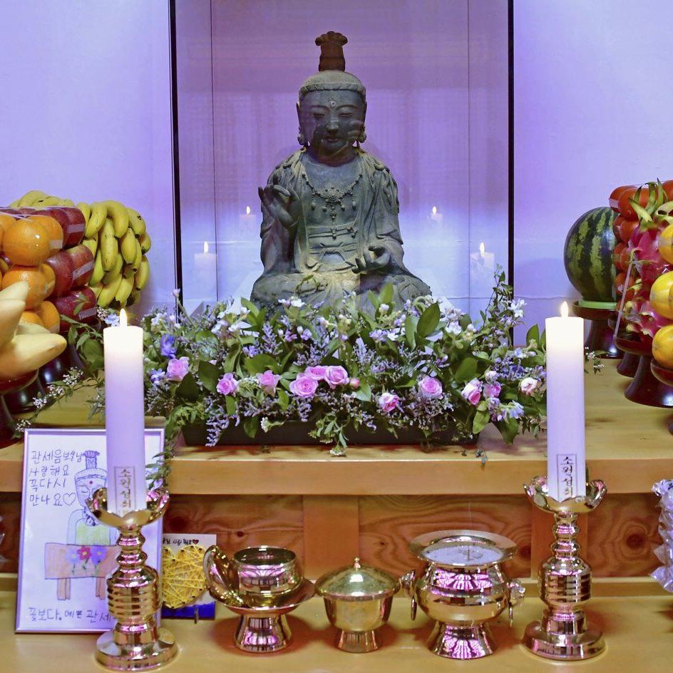 A Buddhist statue stolen from a Japanese temple nearly 13 years ago is returned from South Korea